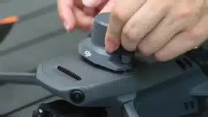 Ở chế độ Relay, D-RTK 3 có thể mở rộng phạm vi hoạt động của máy bay không người lái lên đến 15 km