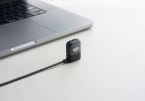 DJI Mic 3 hỗ trợ tự động chuyển đổi giữa băng tần 2.4 GHz và 5 GHz, với phạm vi truyền dẫn lên đến 400 mét