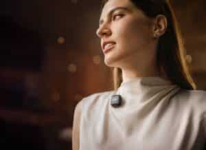 DJI Mic 3 gây ấn tượng ngay từ cái nhìn đầu tiên nhờ thiết kế nhỏ gọn, trọng lượng nhẹ và phong cách tối giản, giúp người dùng dễ dàng gắn lên áo hoặc thiết bị ghi hình mà không gây vướng víu