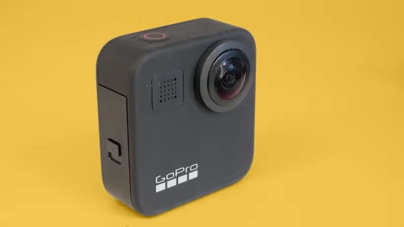 GoPro Max nhỉnh hơn DJI Osmo 360 về chiều dài nhưng thấp hơn một chút, ở mức 65,15 x 25 x 74,15mm