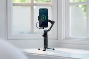 DJI Osmo Mobile 8 giải quyết vấn đề lo lắng về pin với thời lượng hoạt động dài lên đến 10 giờ sau một lần sạc