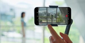 DJI Osmo Mobile 8 trang bị gimbal ba trục thế hệ thứ bảy, mang đến khả năng chống rung vượt trội và cảnh quay mượt mà trong mọi điều kiện di chuyển.