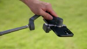 Điểm đột phá cơ học của Osmo Mobile 8 là khả năng xoay ngang 360° tự do trên trục Pan, vượt xa giới hạn ±161° của các mẫu trước như OM 7, 7P và SE.