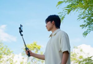 DJI Osmo Mobile 8 tích hợp thanh nối dài và chân máy, giúp mở rộng góc nhìn và dễ dàng quay chụp ở nhiều góc độ cho người làm vlog và sáng tạo nội dung