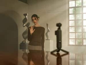 Gesture Control giúp tương tác không chạm máy một cách trực quan. Giơ lòng bàn tay để bật hoặc tắt ActiveTrack nhanh chóng