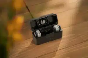 Hộp sạc của DJI Mic Mini 2 được thiết kế all-in-one thông minh, chứa được 2 transmitter + 1 receiver mà không cần tháo mút gió, kẹp hay nam châm