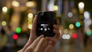 Quay thiếu sáng luôn là một trong những thử thách lớn đối với camera 360 độ do hai ống kính góc siêu rộng phải ghi lại lượng không gian rất lớn