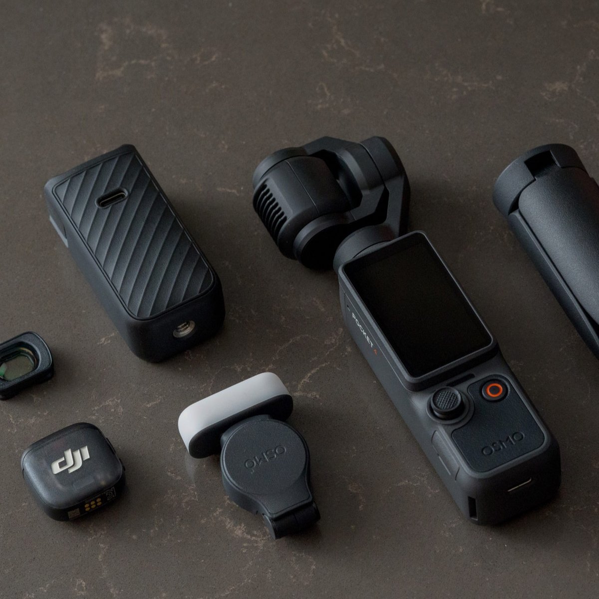 DJI Osmo Pocket 4 đặt cạnh Battery Handle và các phụ kiện chính hãng