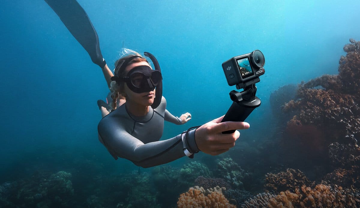 Thợ lặn quay rạn san hô bằng DJI Osmo Action 5 Pro gắn tay cầm