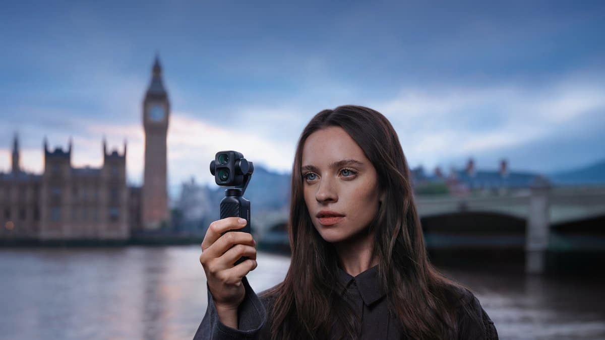 Cô gái cầm DJI Osmo Pocket 4P quay lúc hoàng hôn bên sông Thames, London