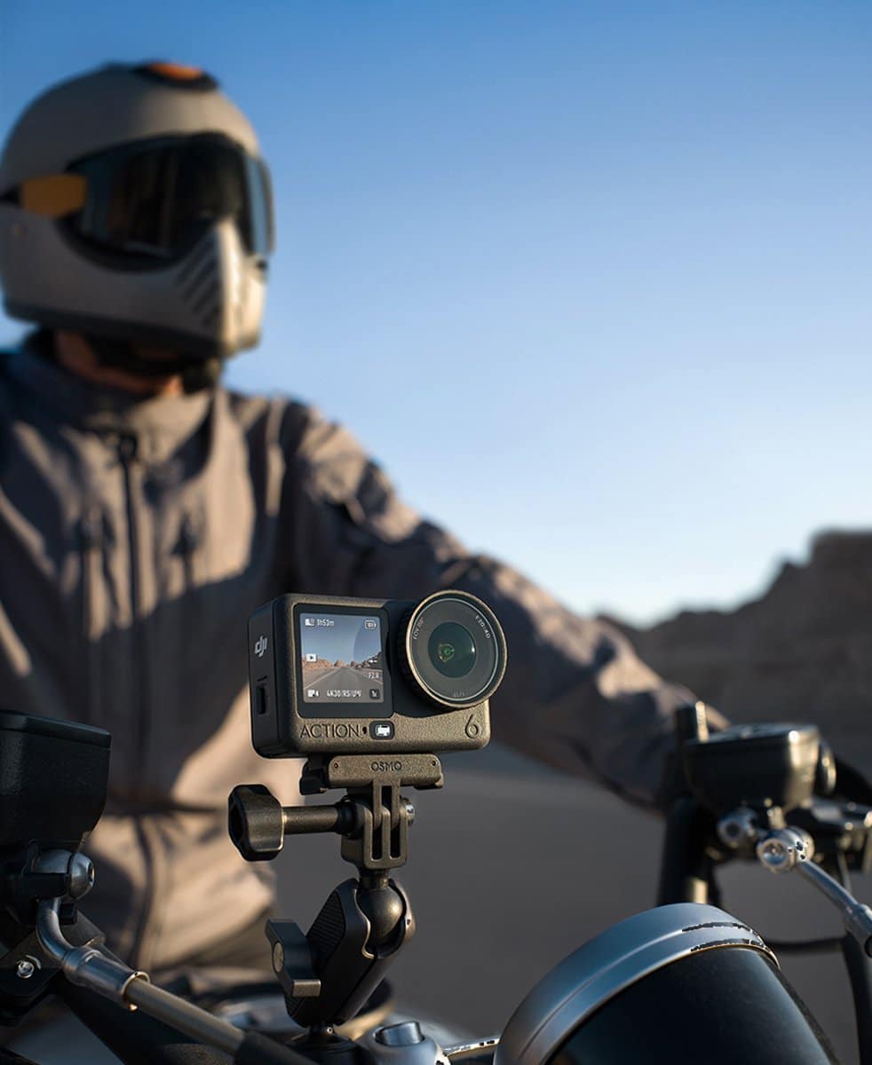 DJI Osmo Action 6 gắn trên ghi đông xe máy quay người lái đi phượt