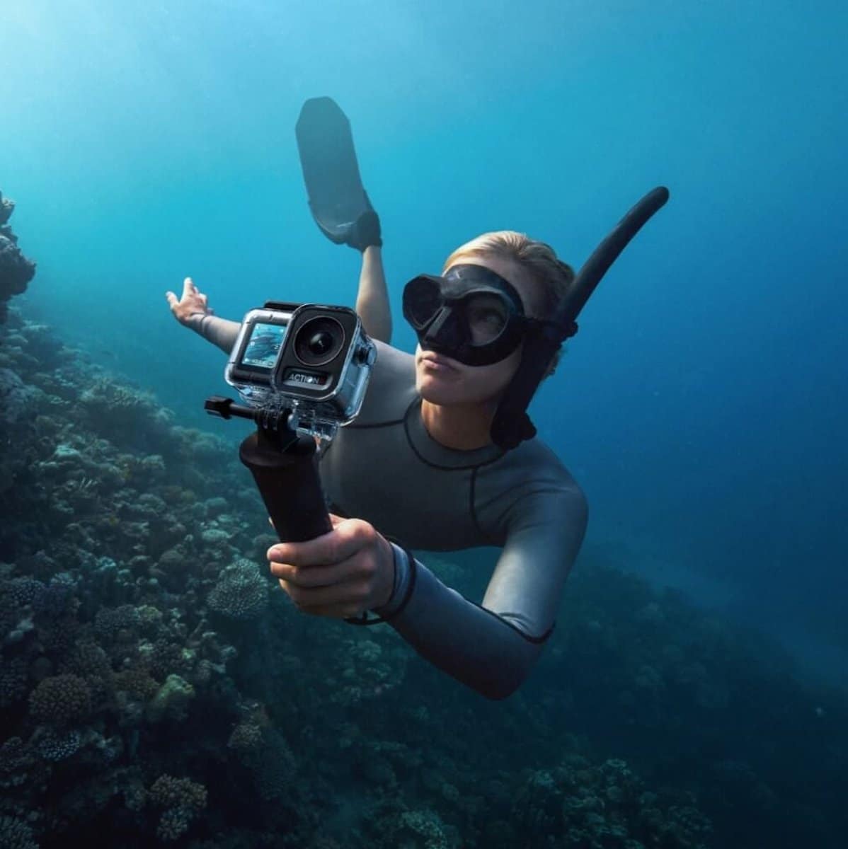 DJI Osmo Action 5 Pro trong vỏ chống nước, gắn tay cầm khi lặn sâu