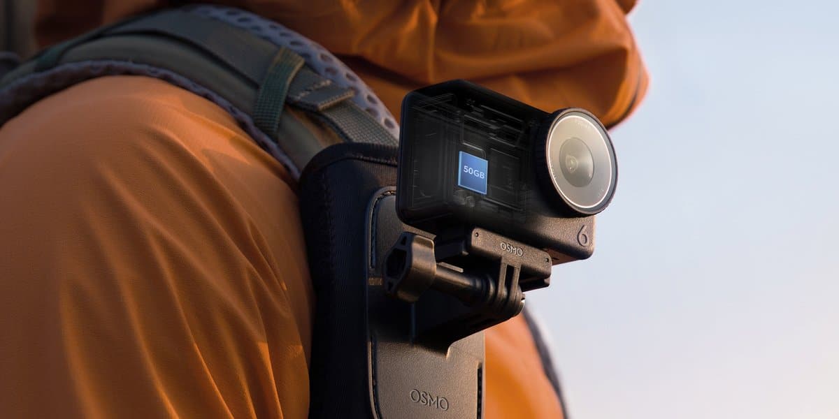 DJI Osmo Action 6 gắn trên quai đeo trước ngực, quay góc nhìn thứ nhất