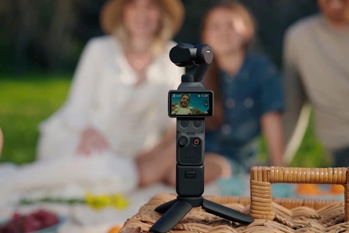 DJI Osmo Pocket 4 đặt trên chân tripod mini quay buổi dã ngoại gia đình
