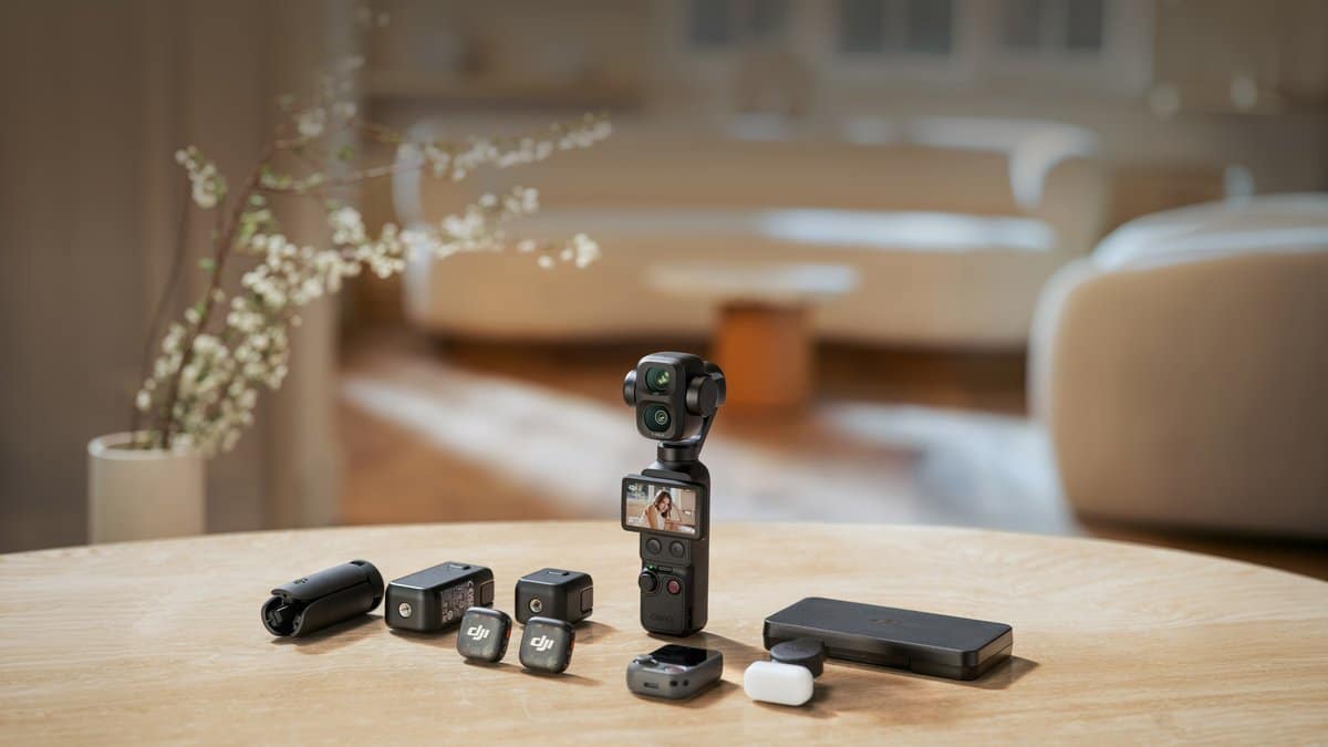 Osmo Pocket 4P đặt cạnh micro không dây và phụ kiện trên bàn
