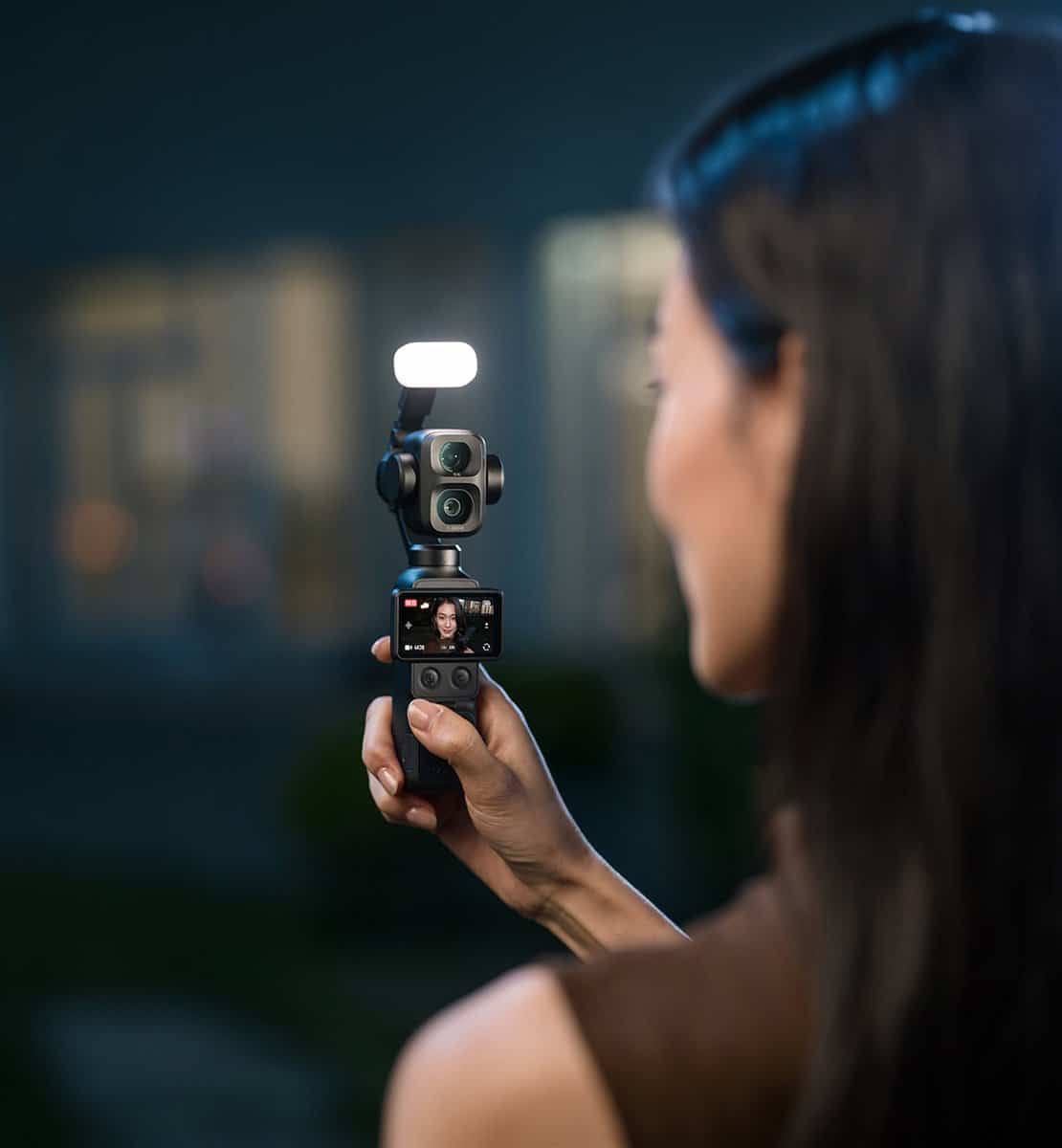 DJI Osmo Pocket 4P gắn đèn trợ sáng nhỏ khi quay ban đêm