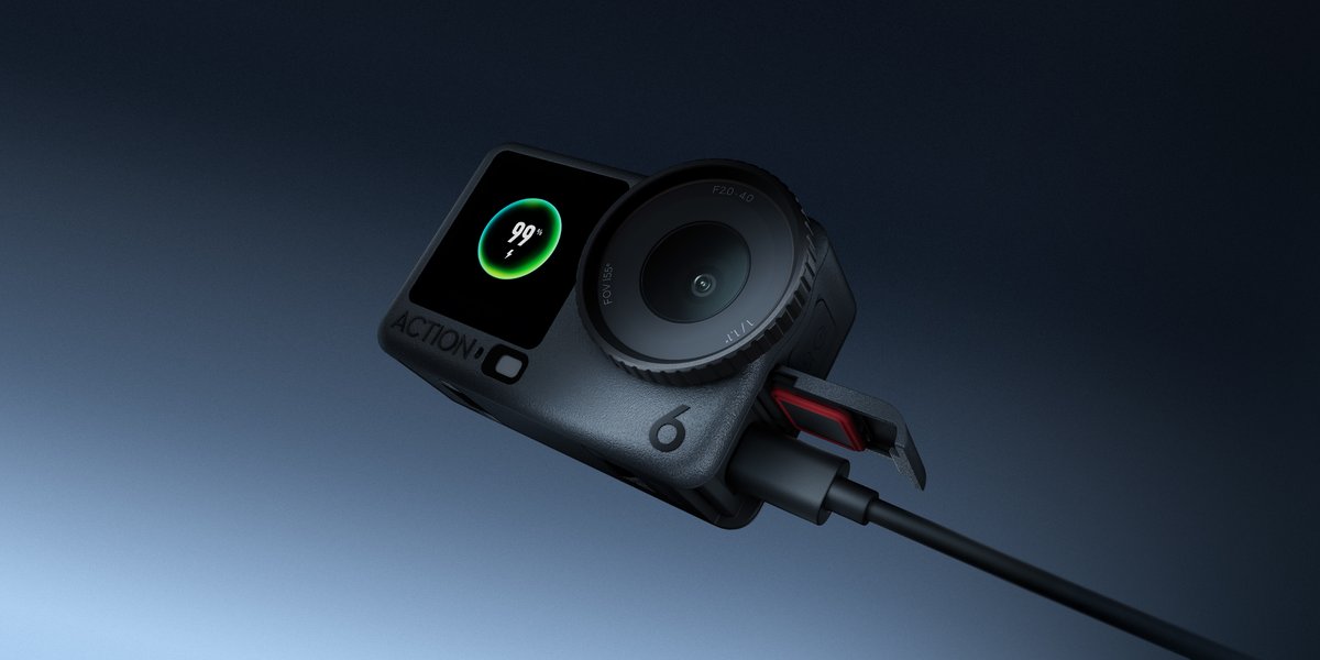DJI Osmo Action 6 đang sạc qua cổng USB-C, màn hình báo phần trăm pin