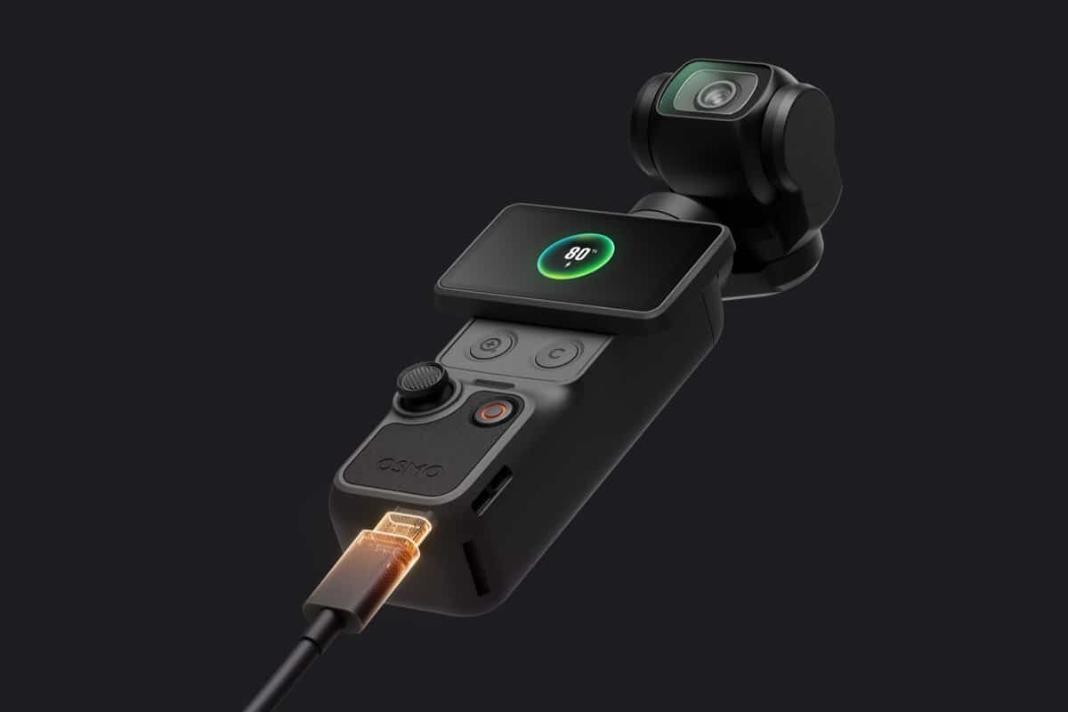 DJI Osmo Pocket 4 đang sạc qua cổng USB-C
