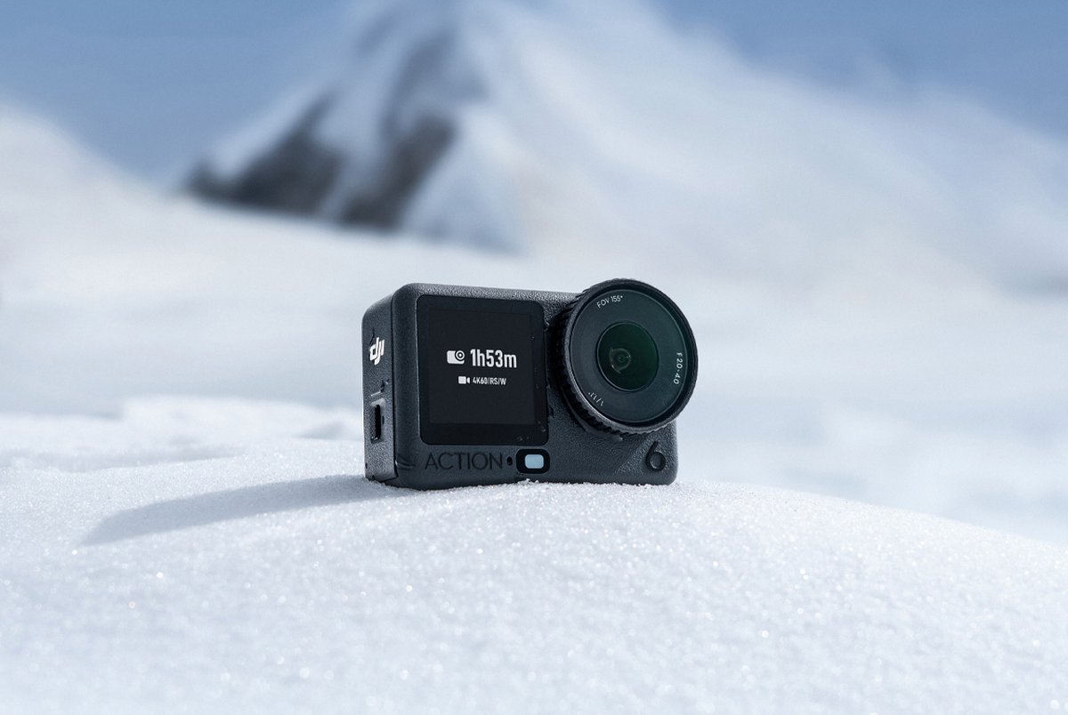 DJI Osmo Action 6 đặt trên tuyết khi quay ngoài trời lạnh