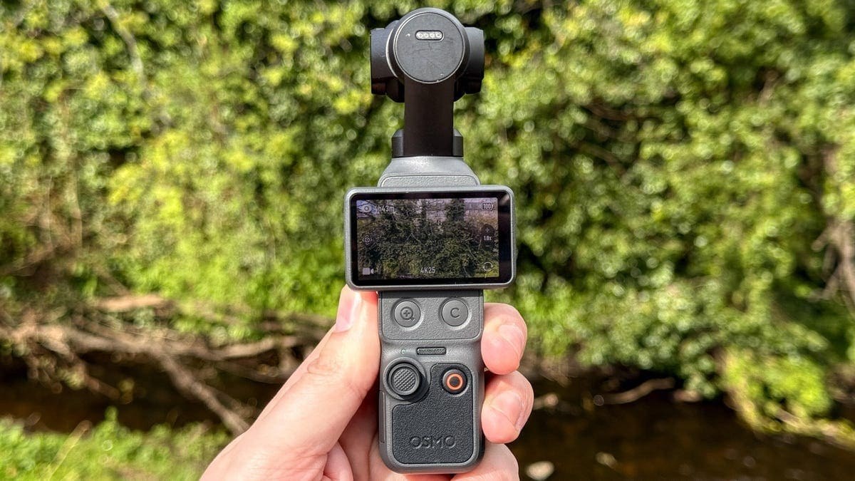 Tay cầm DJI Osmo Pocket 4 với màn hình đang hiển thị khung hình