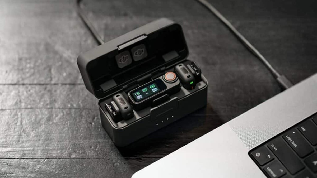 Hộp sạc DJI Mic 3 mở nắp đặt cạnh laptop để xuất file